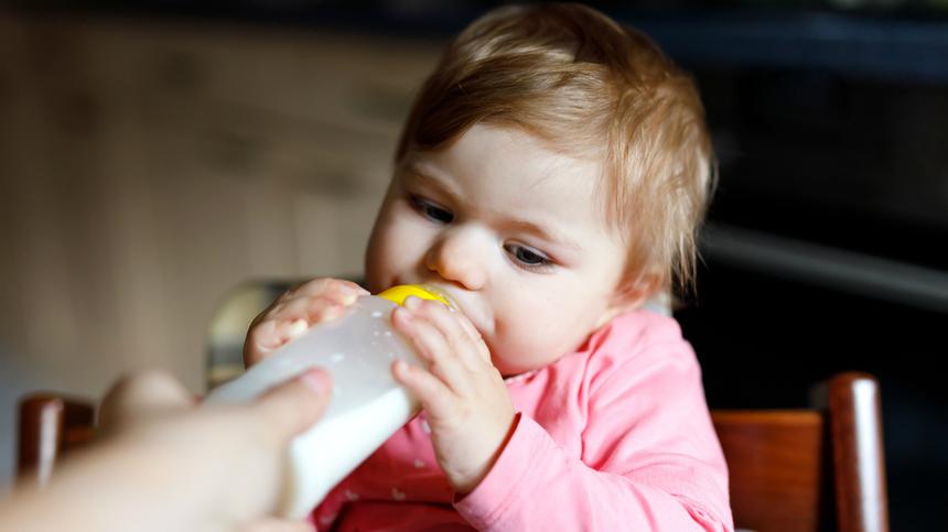 Ein Baby wird mit der Flasche gefüttert