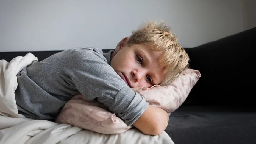 Lungenentzündung: Kind liegt krank im Bett