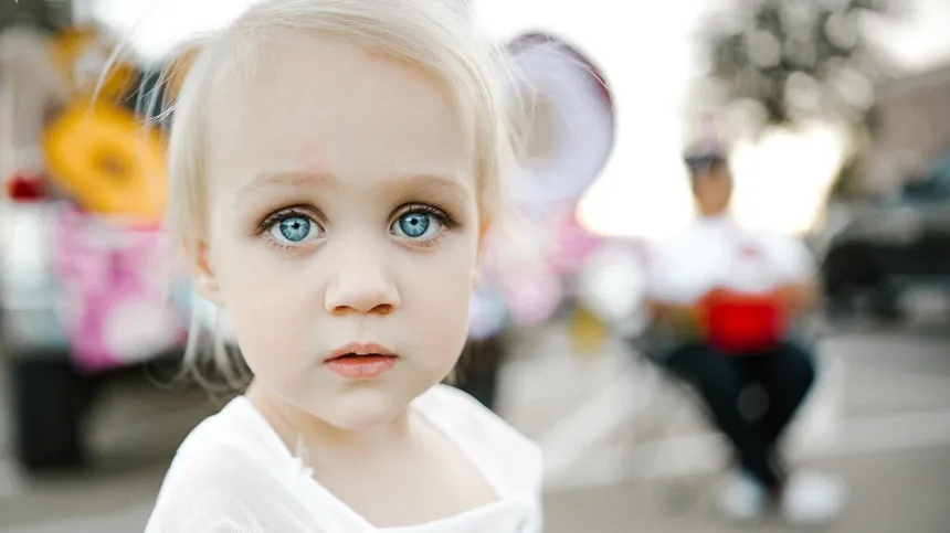 Kleines Mädchen mit blauer Augenfarbe