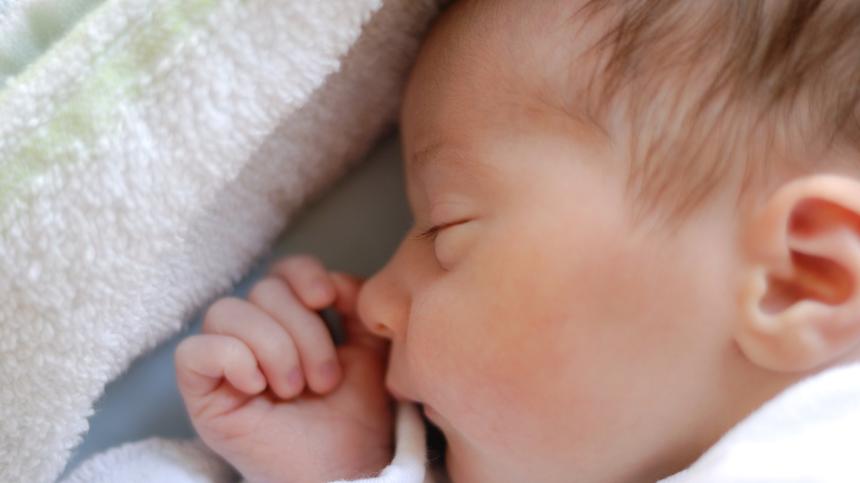 Baby-Musik hilft einem Baby beim Einschlafen