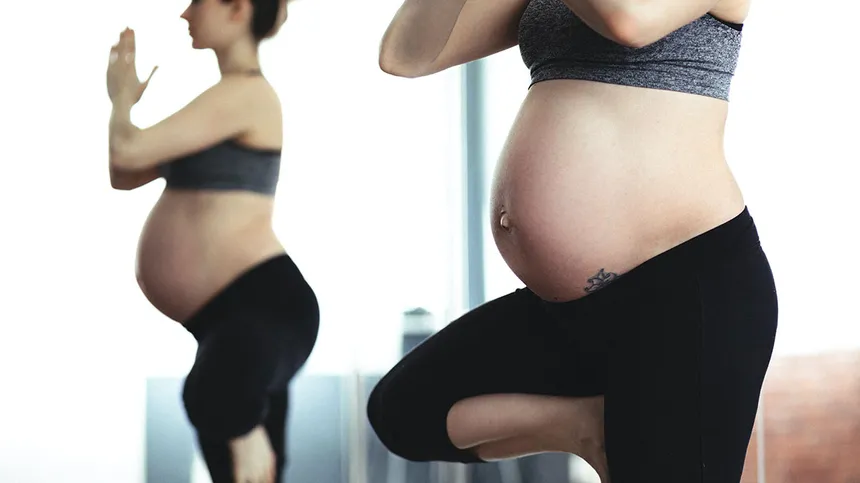 Frau macht Schwangerschaftsgymnastik