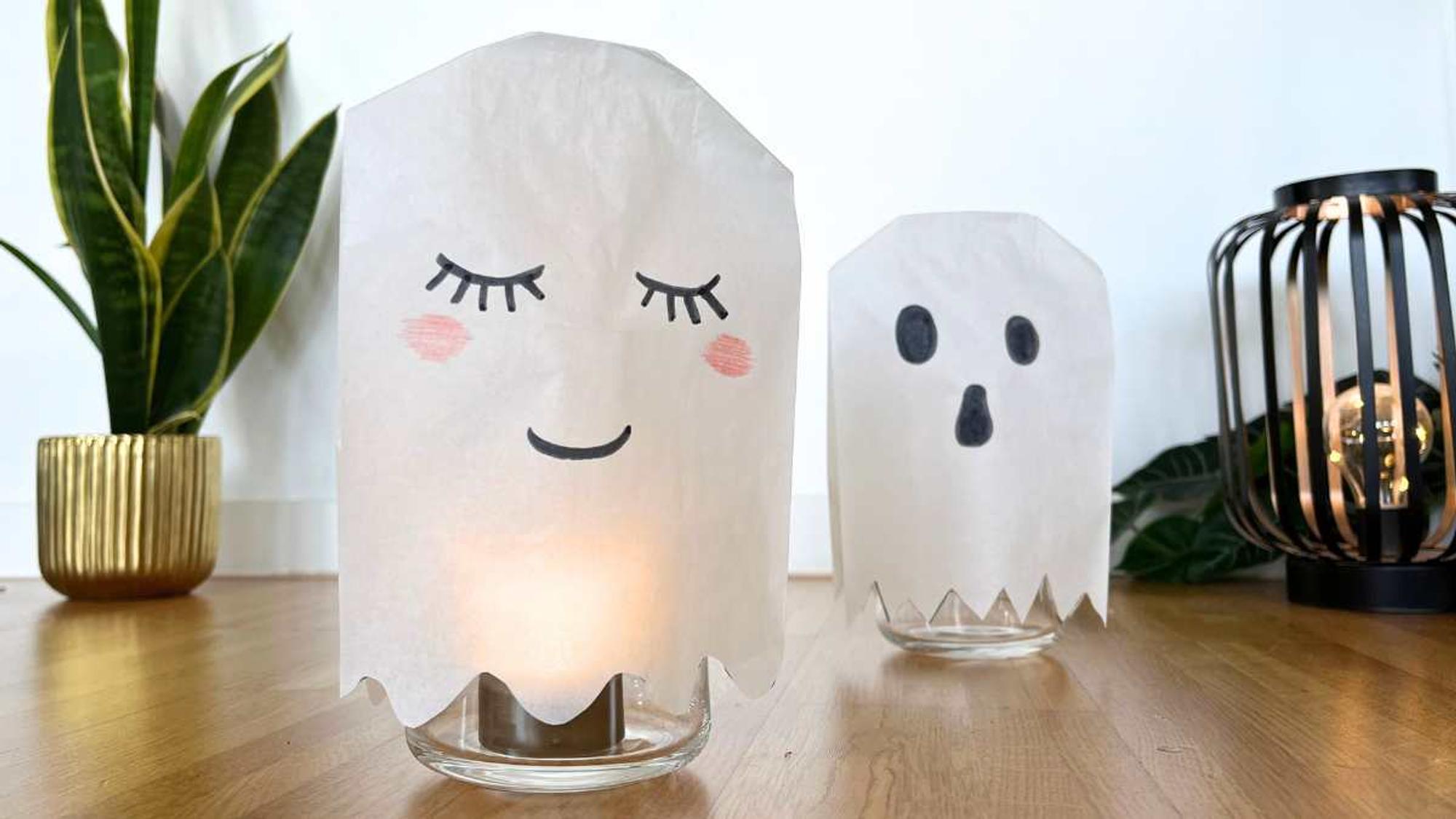 Halloween-Geister basteln aus Papiertüten