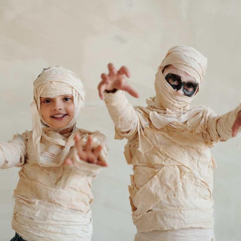 Mumien-Kostüm zu Halloween selber machen: Kinderleicht