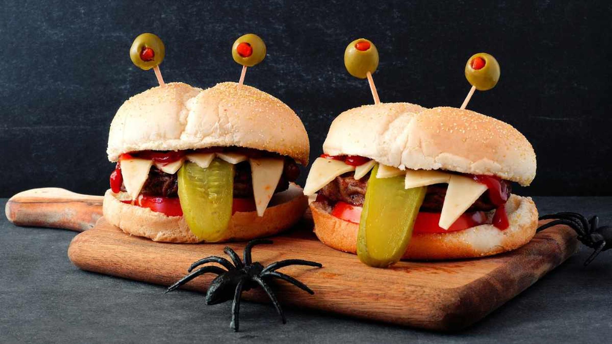 Herzhaftes Halloween-Essen: Monster-Burger