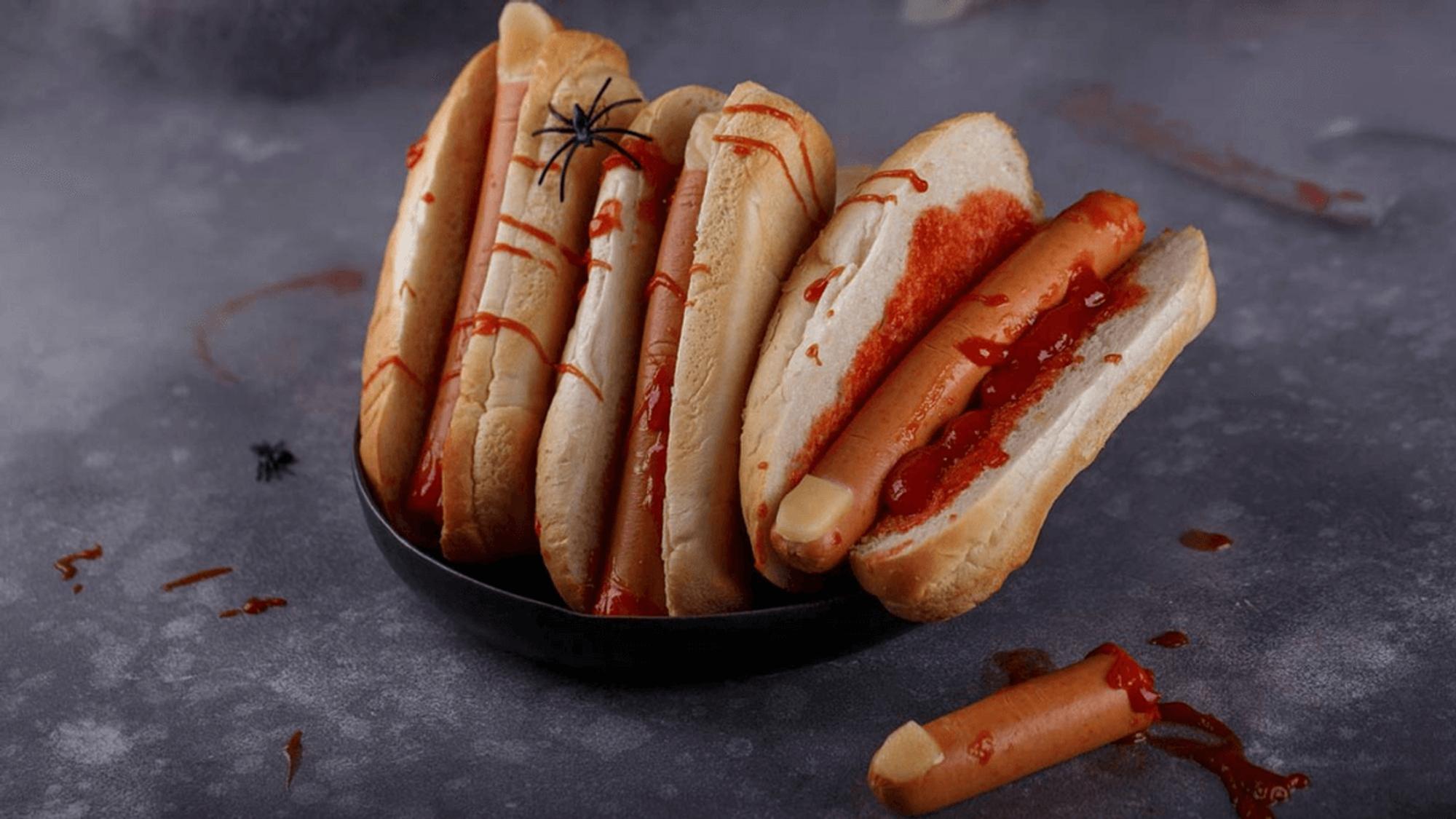 Halloween-Essen für Kinder: Hot Dogs als blutige Finger