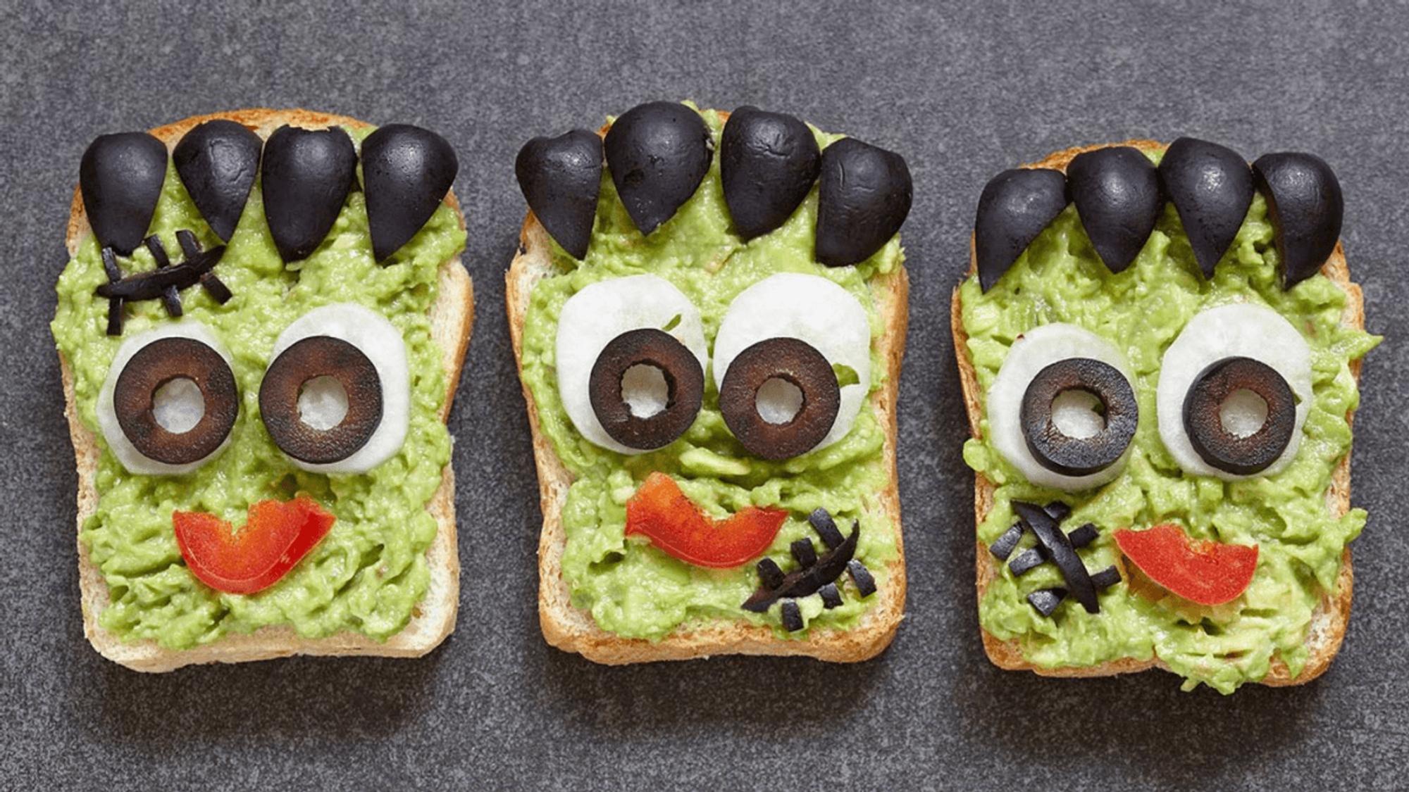 Toastbrot mit Avocado als Frankenstein-Monster gestaltet