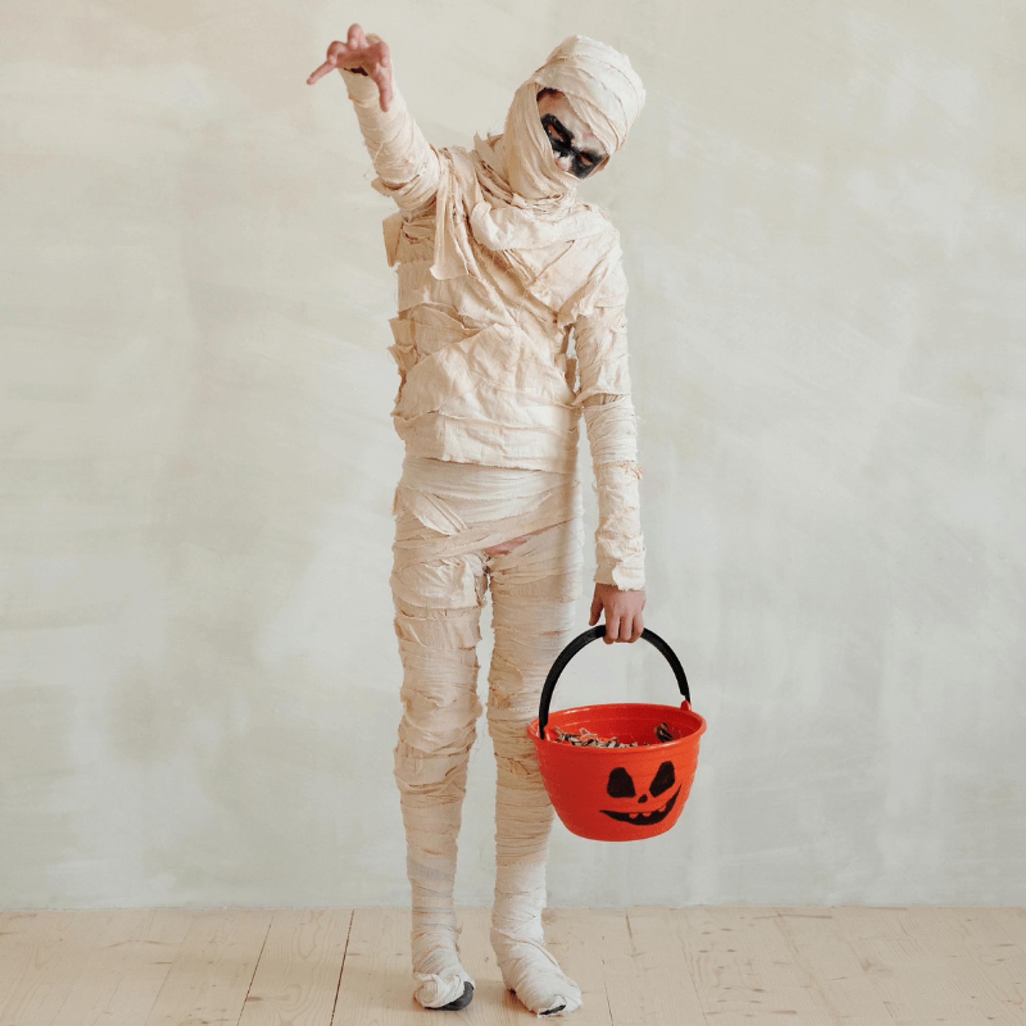 Kind im selbstgemachten Mumien-Kostüm