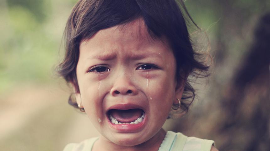 Kleinkind mit Trotzanfall weint