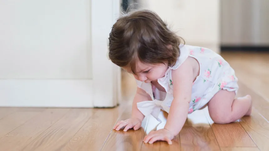 Ab wann krabbeln Babys? + Tipps zum Krabbeln lernen