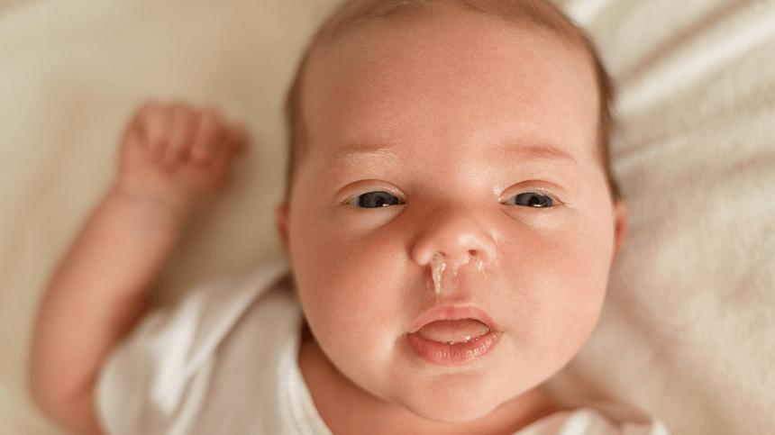 Baby läuft Schnupfensekret: aus der Nase