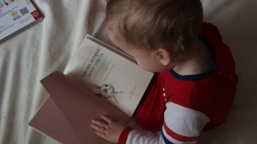 Baby blättert in einem Buch