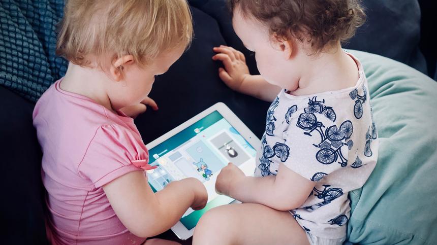 Zwei Kinder spielen am Tablet