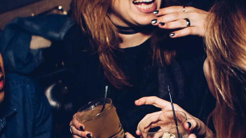 Frauen haben in einem Club einen Drink in der Hand