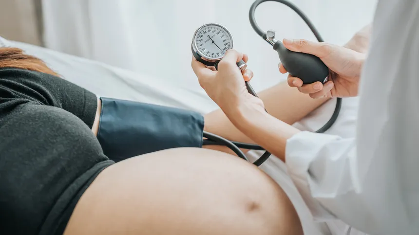 Bluthochdruck Schwangerschaft: Schwangere lässt sich den Blutdruck messen