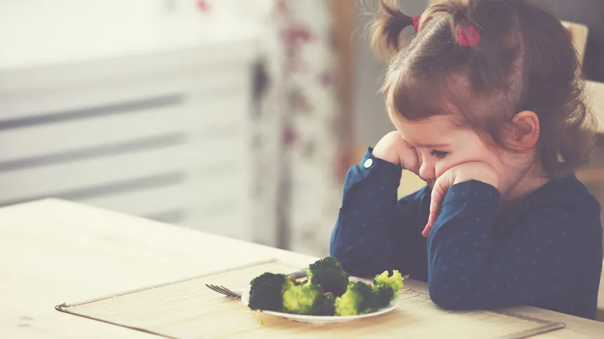 Mädchen möchten ihr Gemüse nicht essen