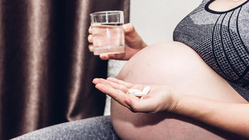 Magnesium Schwangerschaft: Schwangere nimmt Magnesiumpräperate