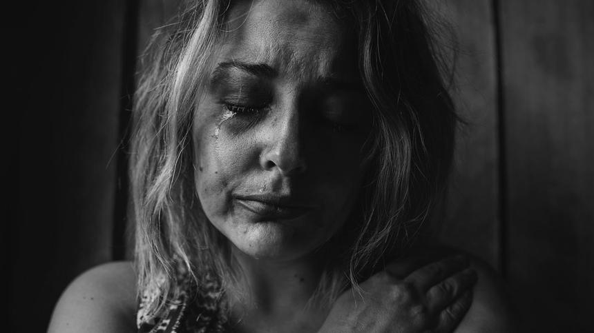 Eine Frau weint