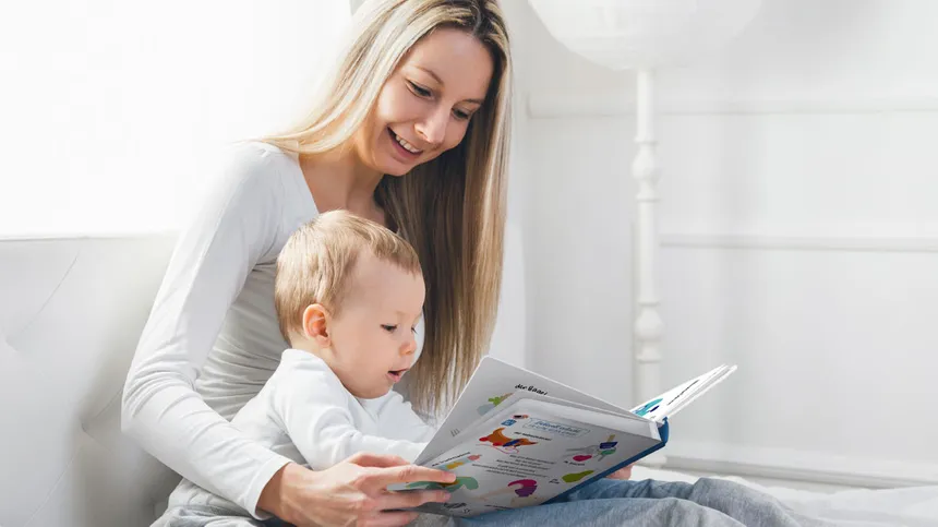 Mutter liest Kind vor