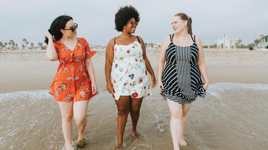 Drei Frauen spazieren am Strand