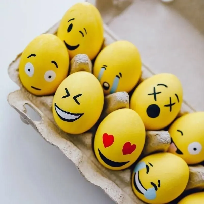 Ostereier gestalten mit Kindern: Emojis und Minions