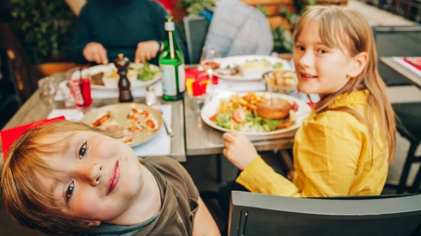 Kinderverbot im Restaurant: Ein Lokal auf Rügen macht mit einem Kinderverbot Schlagzeilen.