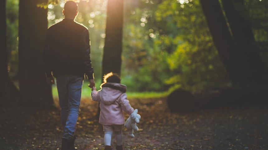 Vater geht mit Tochter im Wald spazieren