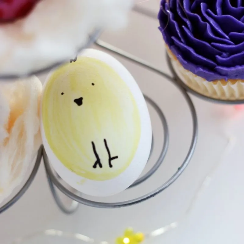 Küken gemalt auf ein Ei