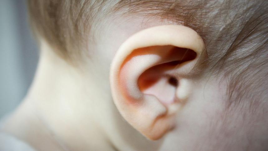 Ohrenschmerzen Kinder: Ohr eines kleinen Kindes