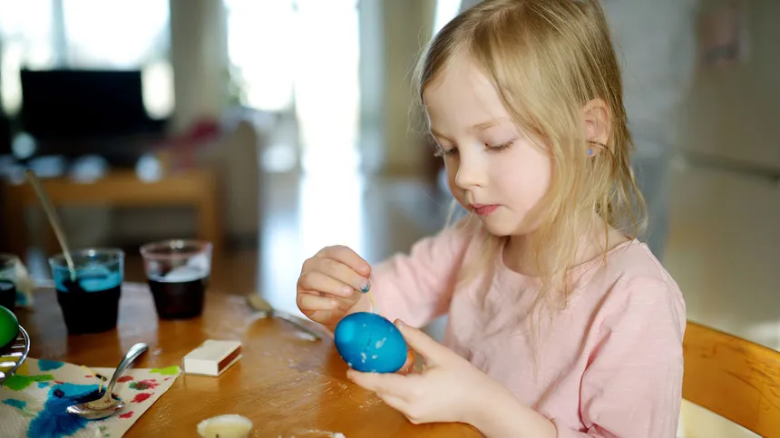 Ostereier bemalen mit Kindern: Tipps und Ideen