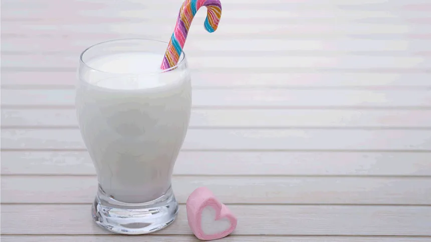 Glas mit Milch und Marshmallow-Herz