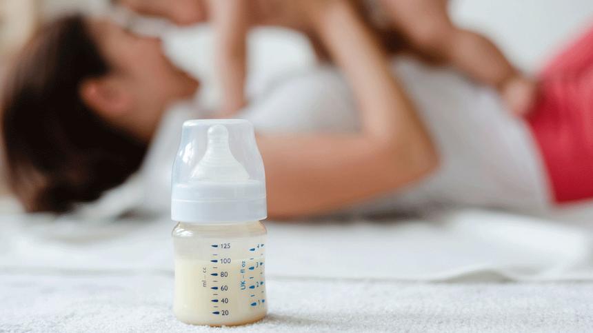 Mutter und Baby mit Milchflasche