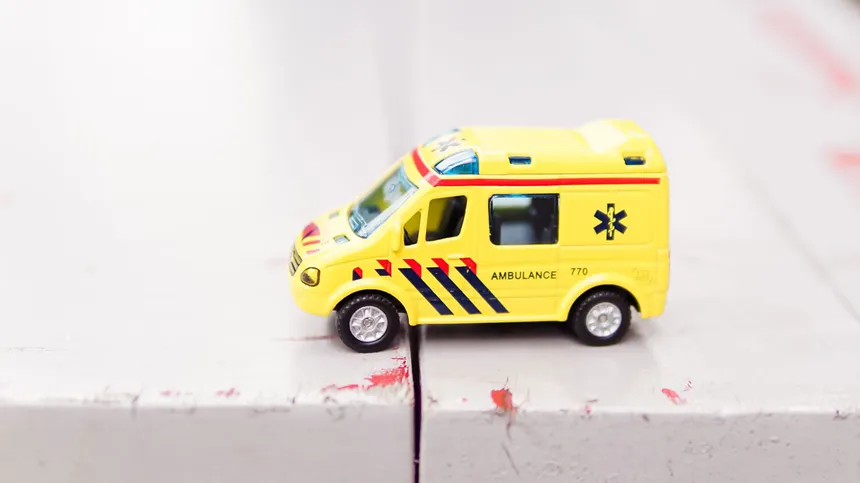 Krankenwagen-Spielzeug auf einem Tisch