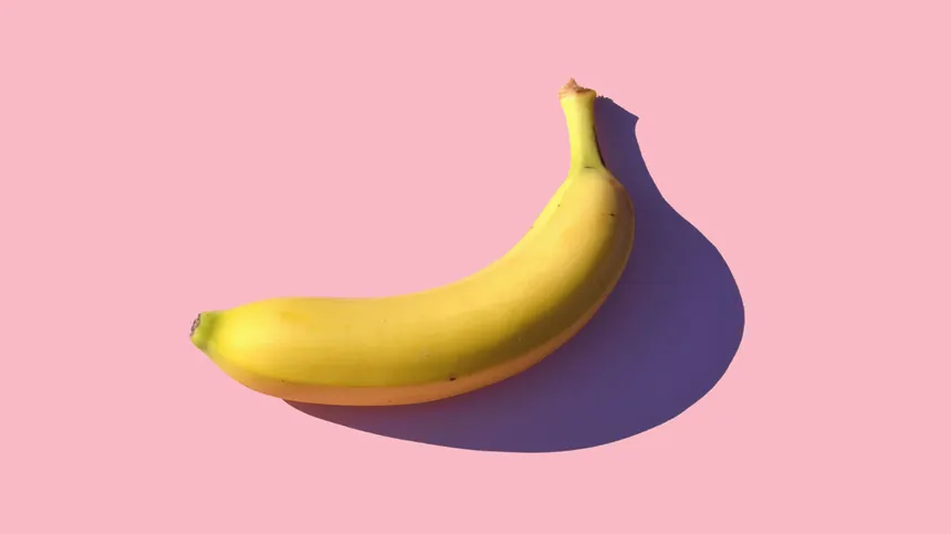 #1. Warum ist die Banane krumm? 
Das ist die Mutter aller Kinderfragen – trotzdem kennen viele Eltern die Antwort nicht.
Die Antwort: Bananen wachsen seitlich aus der Staude heraus. Weil die Frucht deswegen nicht gleichmäßig Licht abbekommt, streckt sie sich zur Sonne (ähnlich wie eine Sonnenblume). Dadurch entsteht die Krümmung.
