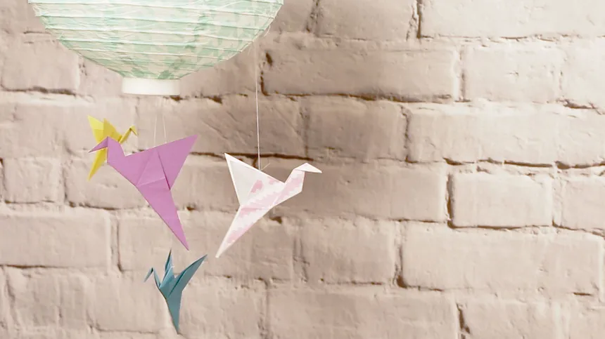 Origami Kranich basteln und zum Fliegen bringen