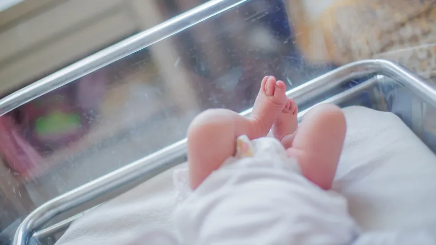 Babyfüße in einer Wiege im Krankenhaus