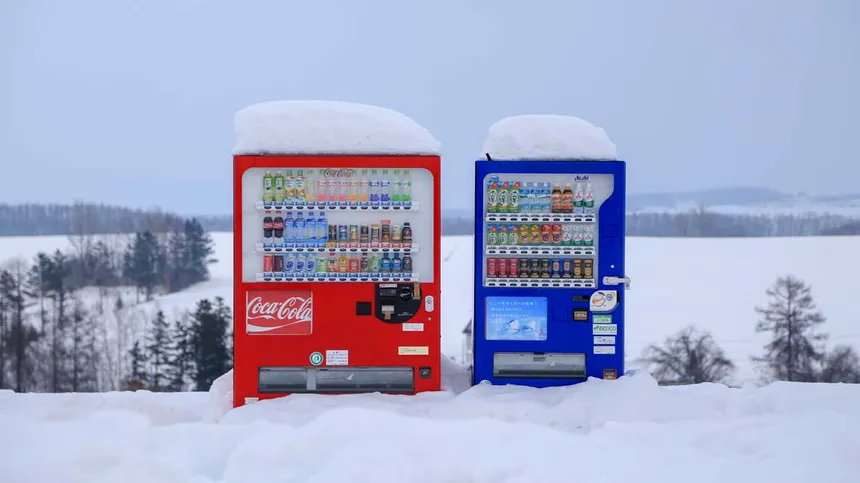 Zwei Snack-Automaten im Schnee