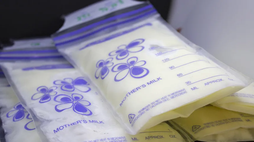 Muttermilch aufbewahren – Tipps zum Einfrieren und Auftauen