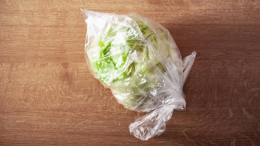 Salat in Plastiktüte