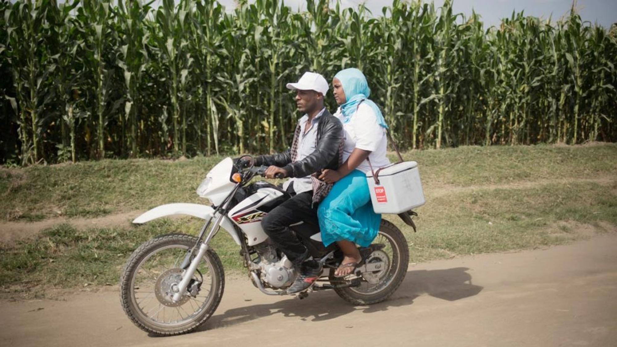 Mann und Frau sitzen auf einem Motorrad