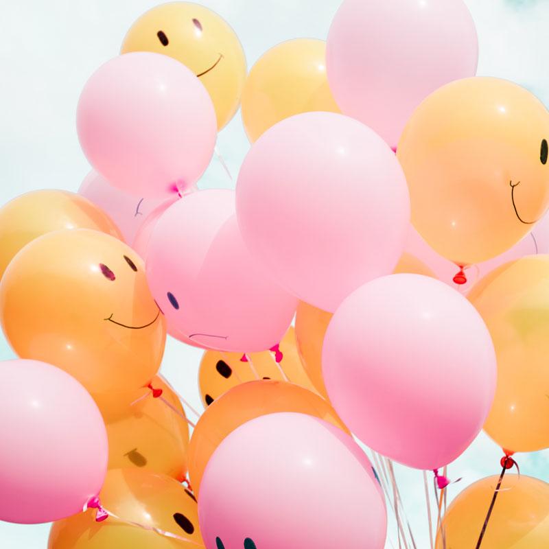 Orangene und rosa Luftballons