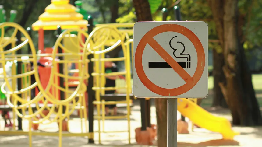 Rauben-verboten-Schild vor einem Spielplatz