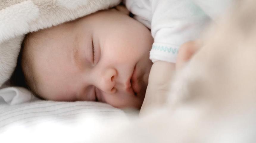 Baby schläft dank weißem Rauschen
