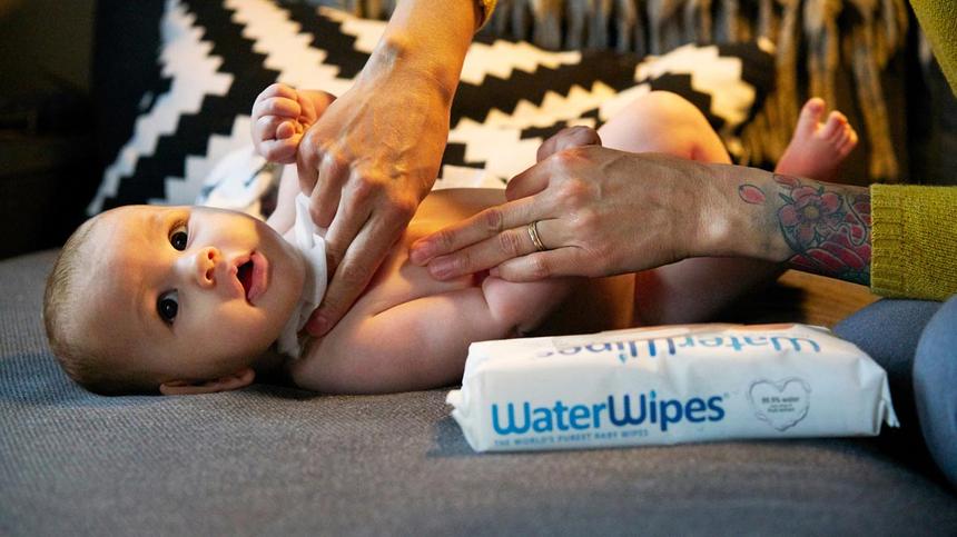 Baby wird mit Feuchtüchern von WaterWipes gesäubert