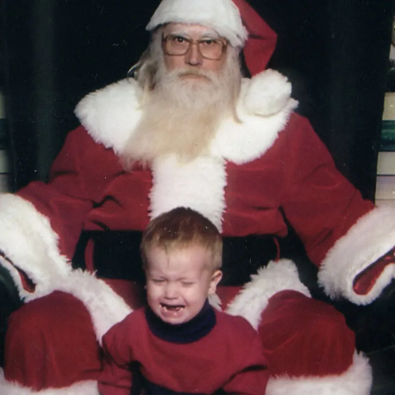 Alte Fotoaufnahme eines Weihnachtsmanns. Er schaut böße