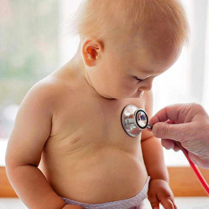 Baby wird von Arzt mit Stethoskop untersucht