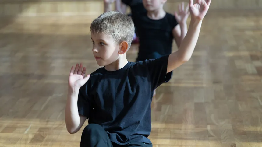 Junge in einer Tanzschule