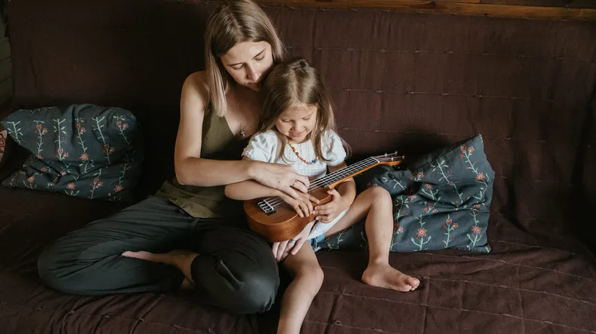 Mutter und Tochter machen zusammen Musik