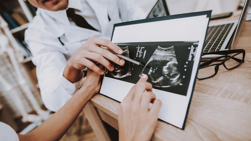 Arzt erklärt Schwangeren das Ultraschallbild