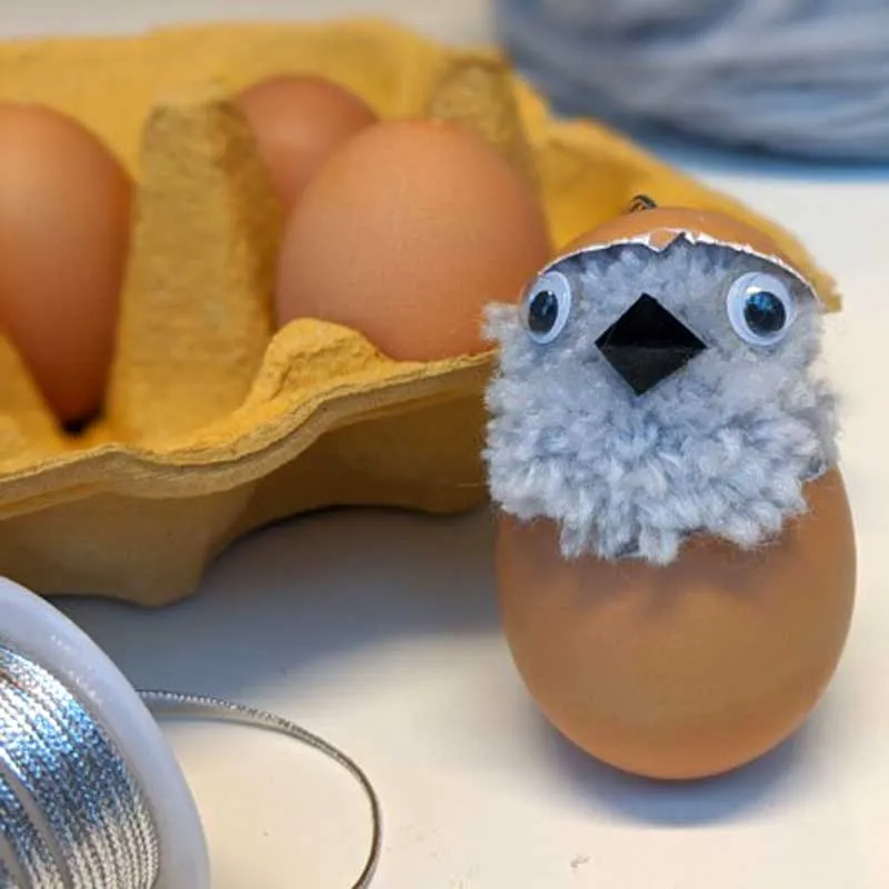 Osterküken in einem leeren Ei