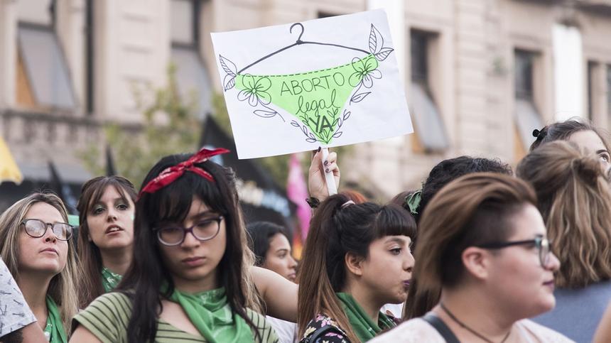 Frauen in Buenos Aires demostrieren für die Legalisierung von Abtreibungen